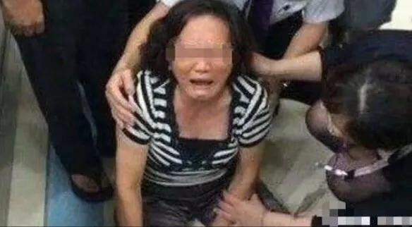 父亲刚刚要下葬，儿子对母亲说父亲手痛，推开棺材板后母亲红了眼