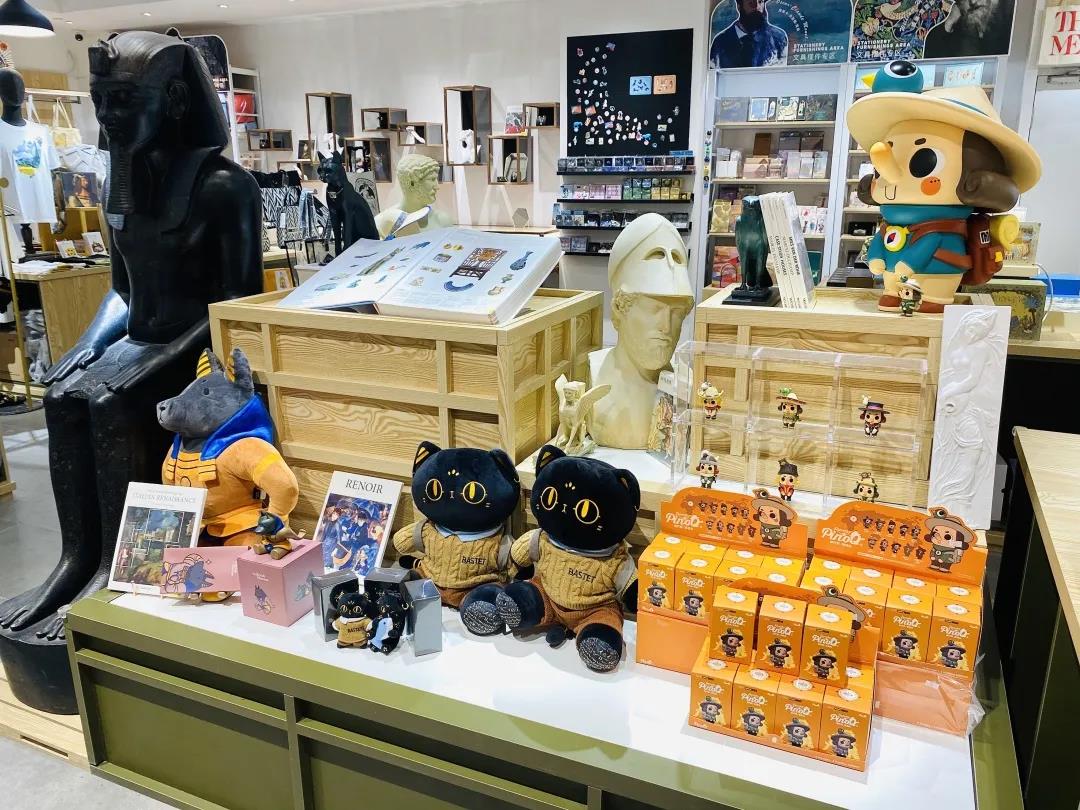 把图书馆搬回家房间下面看电视,把博物馆搬回来玩