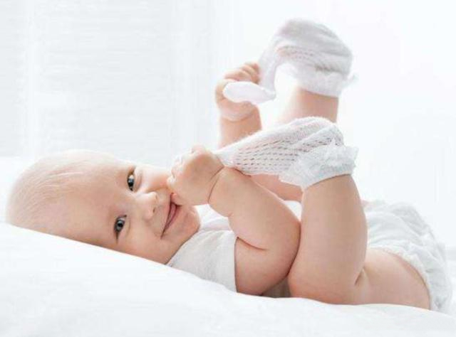 婴儿脱袜子是什么原因,宝宝为什么喜欢脱袜子放头上