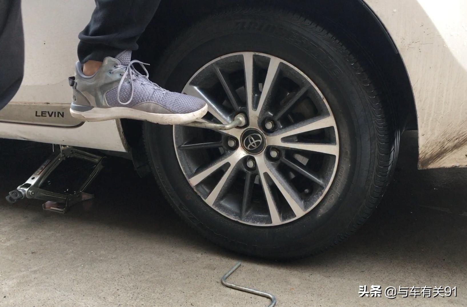 换备胎螺丝要拧多紧,新手不会换胎