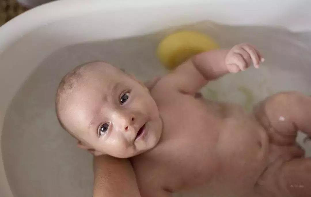 宝宝脐带没脱落前怎么洗澡,脐带还没脱落的宝宝怎么洗澡