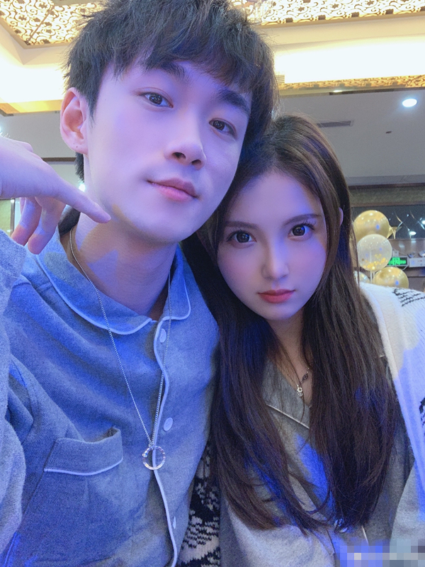 汤圆和不求人情人节直播回放,不求人和汤圆在晚玉直播间撒狗粮