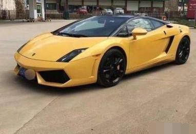 男子偶遇大件运输车200多个车轱辘,男子街头偶遇多辆超跑