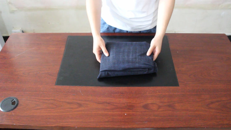 叠牛仔裤的简单叠法,叠短牛仔裤小技巧