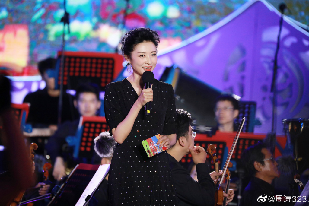 51岁周涛亮相湖南台给哪吒配音，17次主持春晚的她为何离开央视？