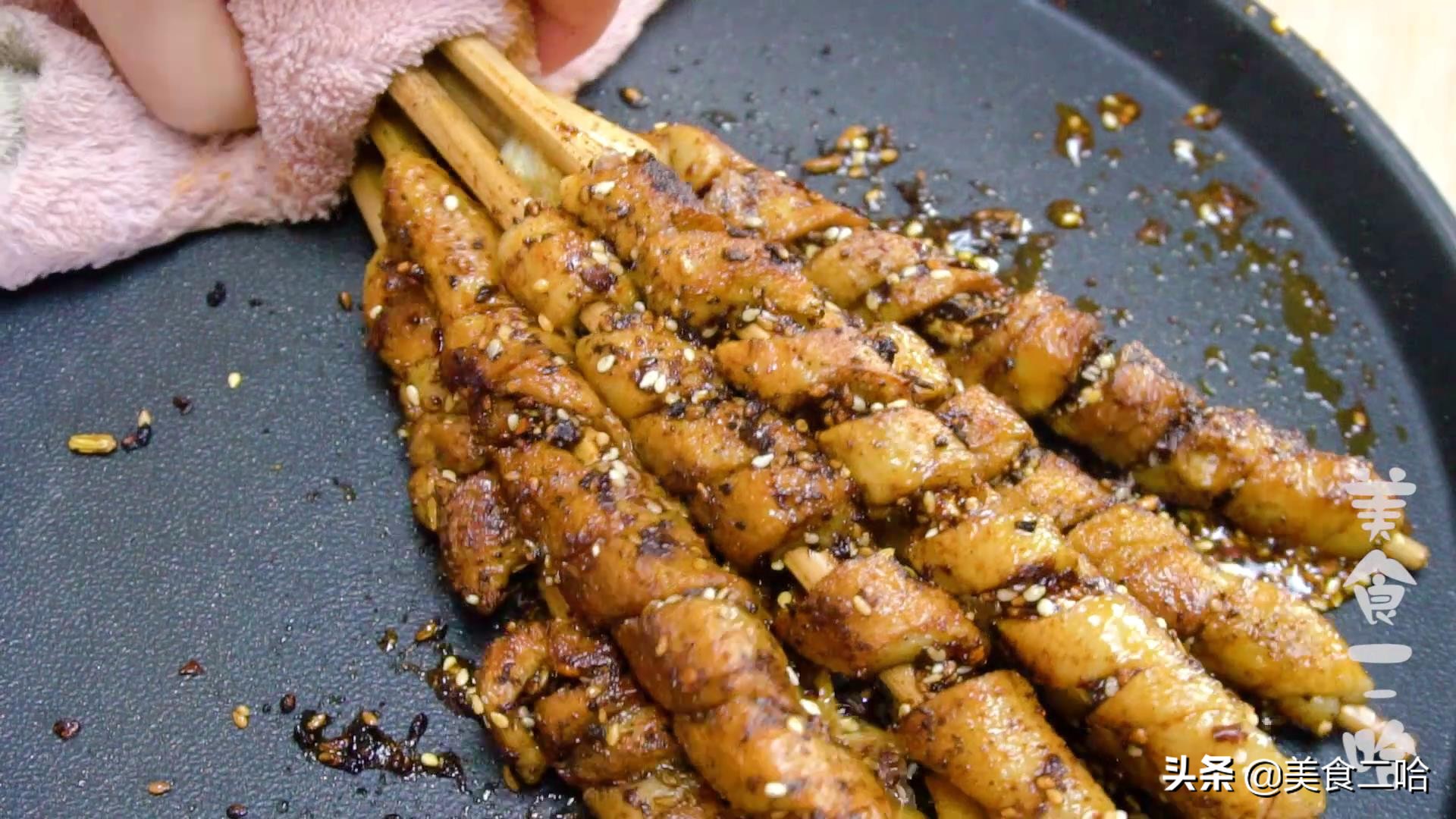 电饼铛烧烤面筋的做法全过程视频,烧烤摊烤面筋简易酱料配方