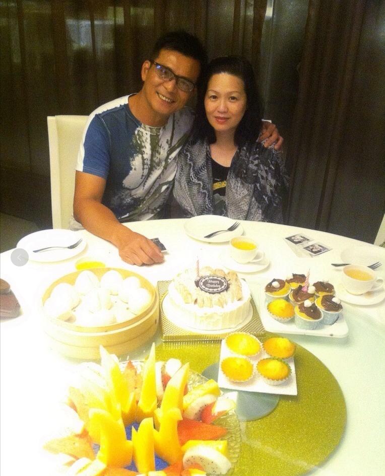 黄日华个人资料生日,黄日华与亡妻遗照