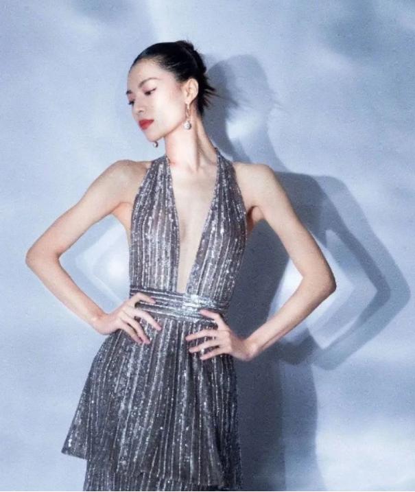 方脸脸型与发型搭配女士,适合梨形方脸女生发型