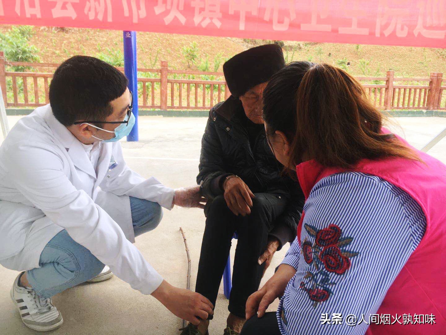 医生妙手回春为许多人解除了病痛,医生为广大人民义诊消除病痛