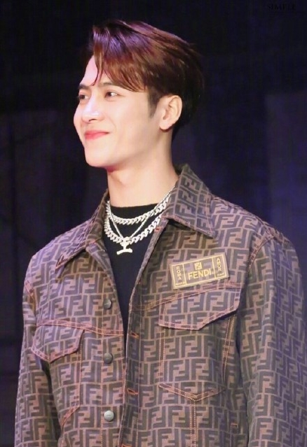 王嘉尔adidas穿搭,王嘉尔mlb老花