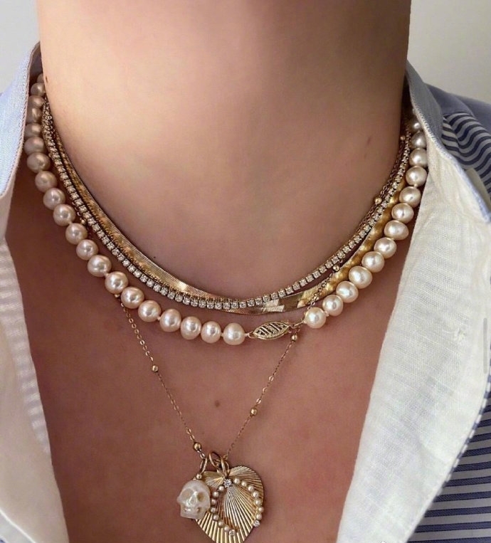 小蛮腰项链和珍珠项链叠戴好看吗,珍珠项链怎么搭配显得年轻洋气