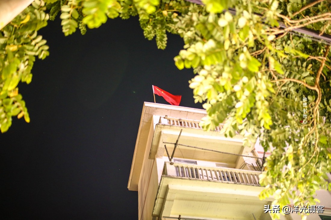 中国最小镇,居民都来自越南,楼顶一年四季插着中国*旗国**