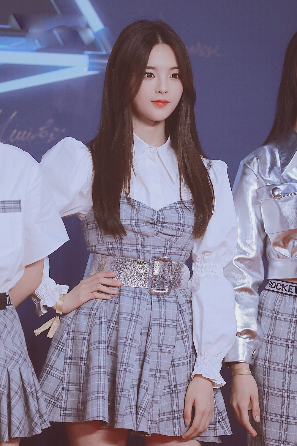 杨超越和鞠婧祎谁的衣品好,鞠婧祎和杨超越撞衫蓝色衣服