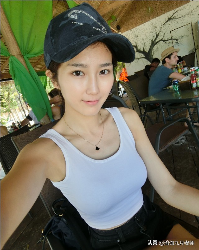 她是最美足球解说，曾参加《为你而来》，身材傲人，丈夫高大威猛