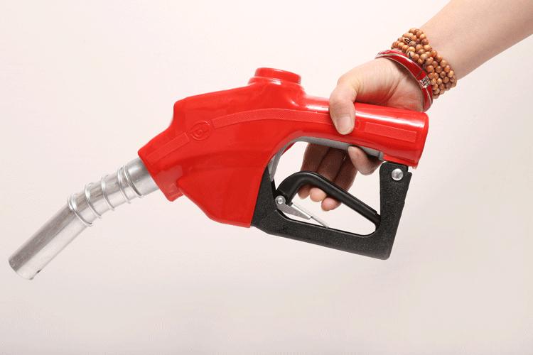 加油员反复捏枪真的不是偷油,加油员反复捏枪