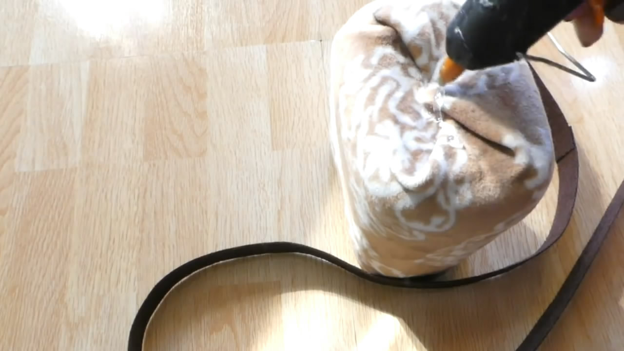 旧衣自制小挎包教程,怎么用塑料袋加塑料瓶做斜挎包