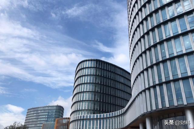 中国女装巨头欠债40亿 (女装巨头倒下千家店)