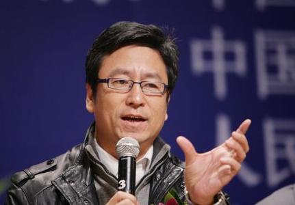 悲凉白岩松：8岁丧父，被自杀被骂拒天价死守央视，也有难言之隐