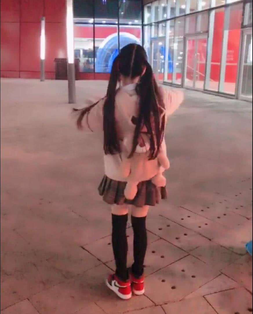 蔡萝莉穿搭,蔡萝莉穿发光鞋