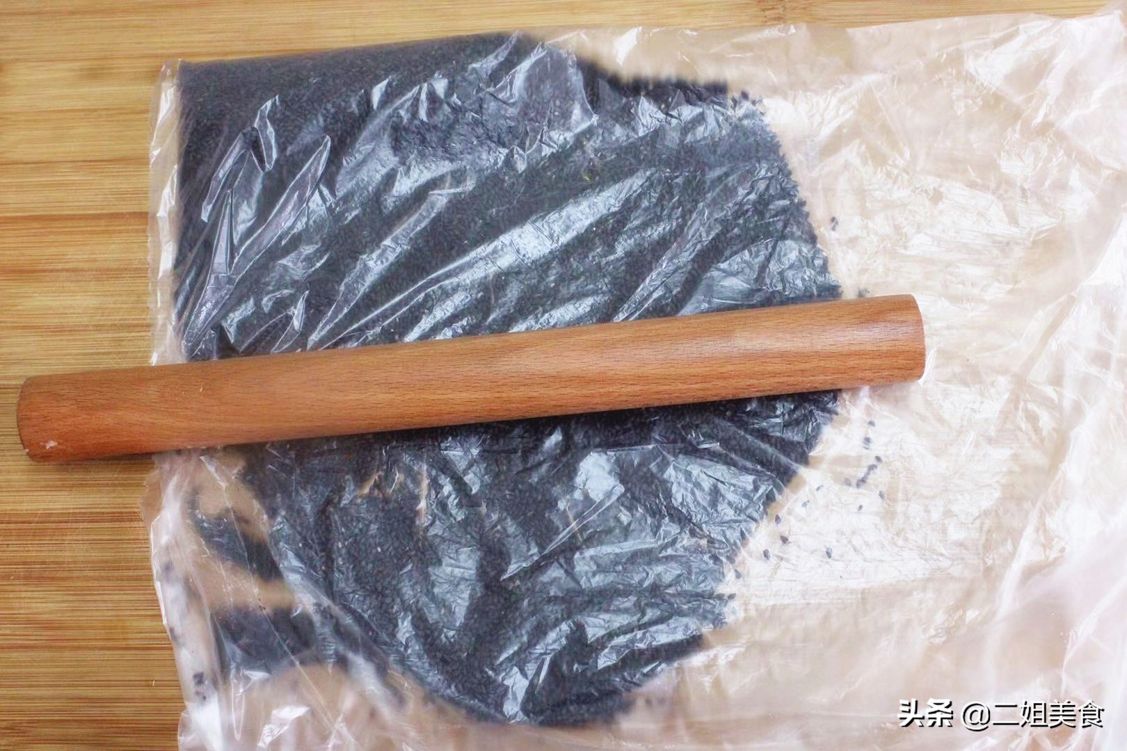 把糯米蒸熟再用油煎,把糯米上锅蒸一蒸