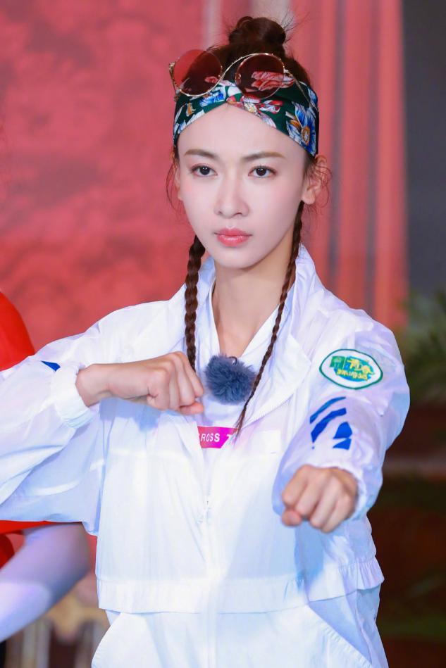 发带怎么戴才好看适合脸大的女生,怎么戴发带才好看