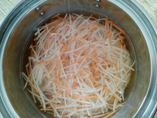 土豆丝炒了半天不熟怎么办,土豆丝一炒就粘锅怎么回事