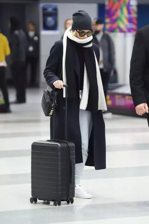 帽子围巾一体的戴起来很暖和,帽子围巾好时髦