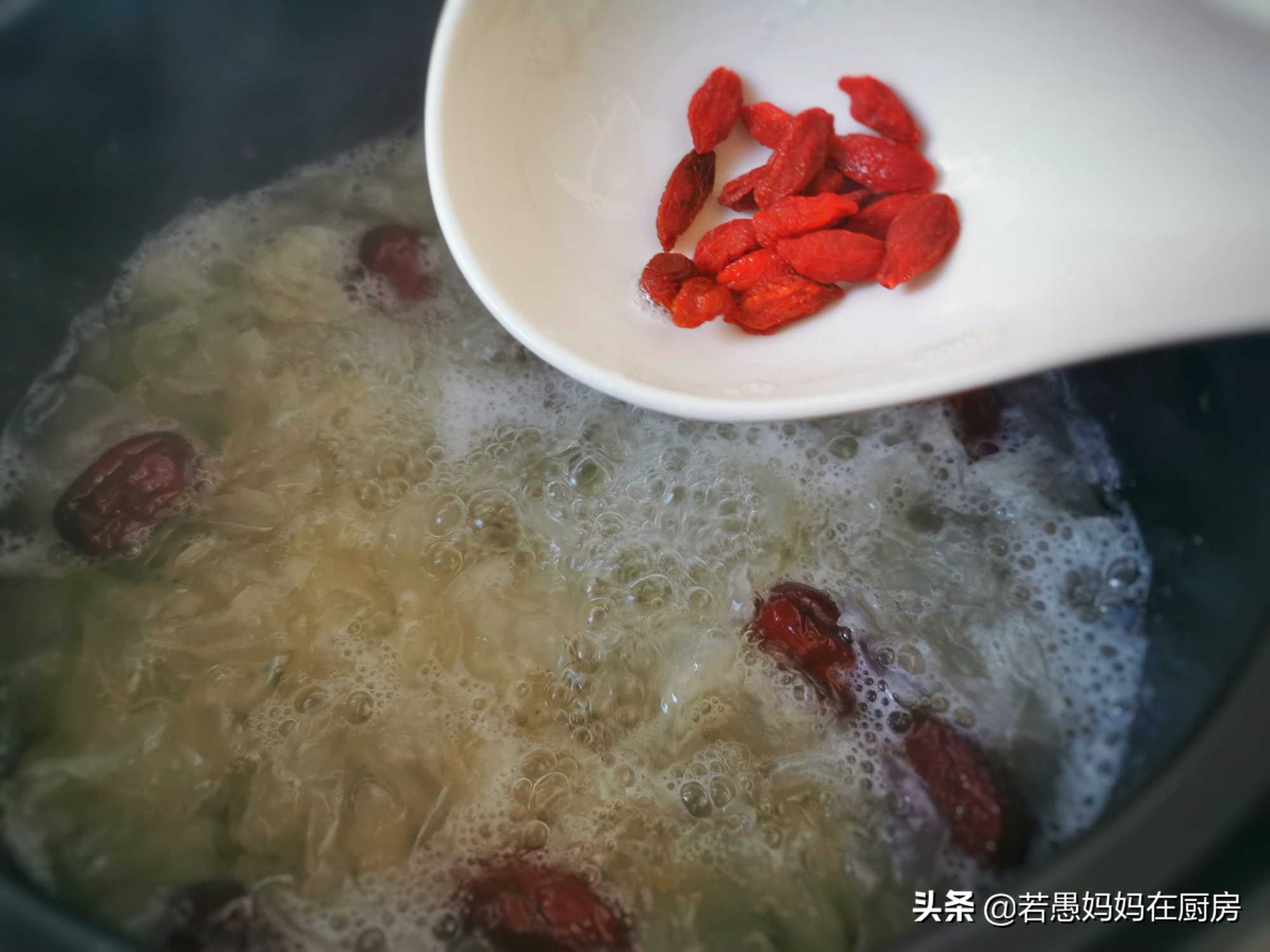 煮银耳汤最快的方法,煮银耳汤怎么煮才会粘稠