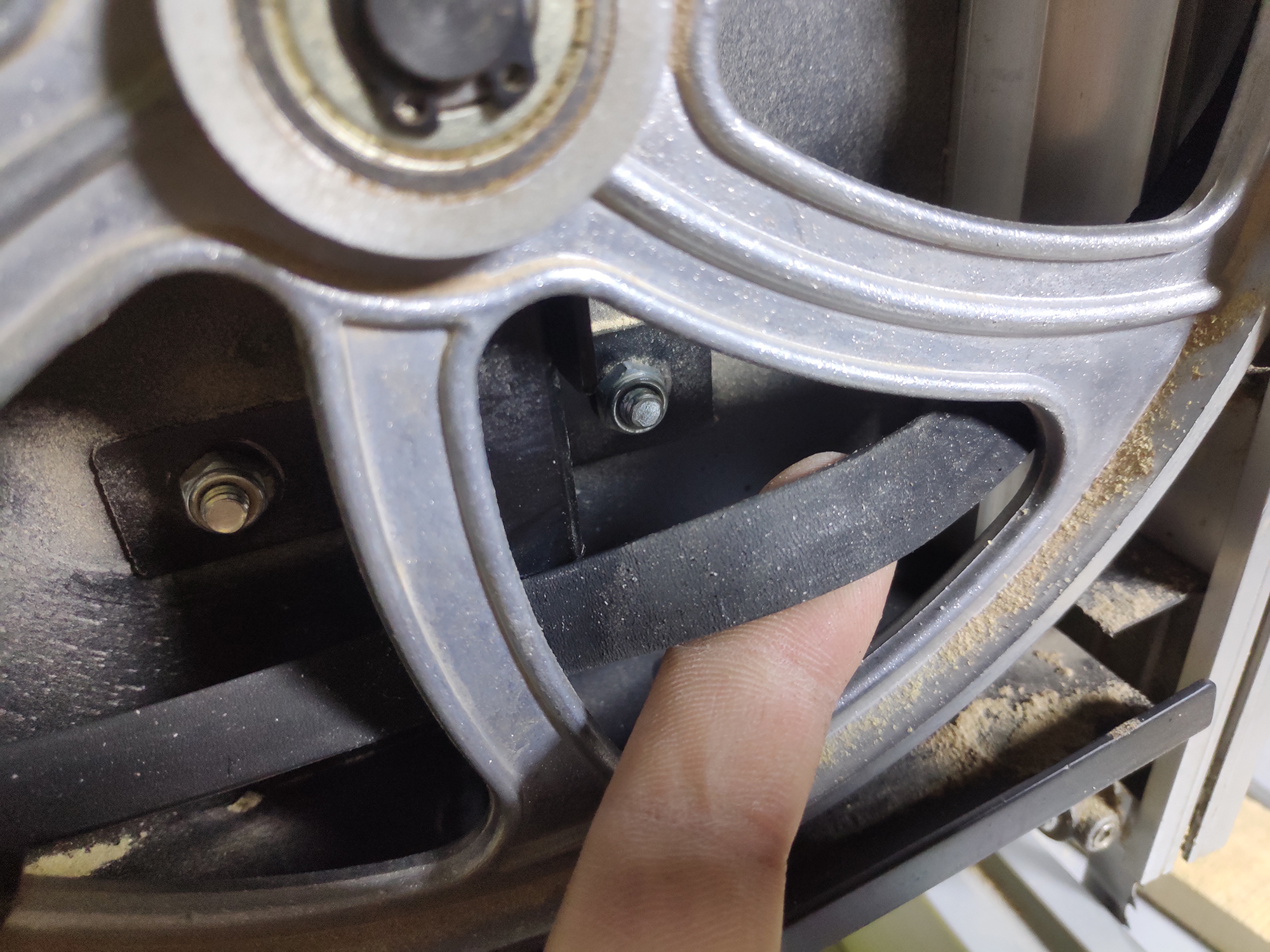 带锯*工罢**了,木工小哥检查问题出在哪里?分享带锯使用九个月感受