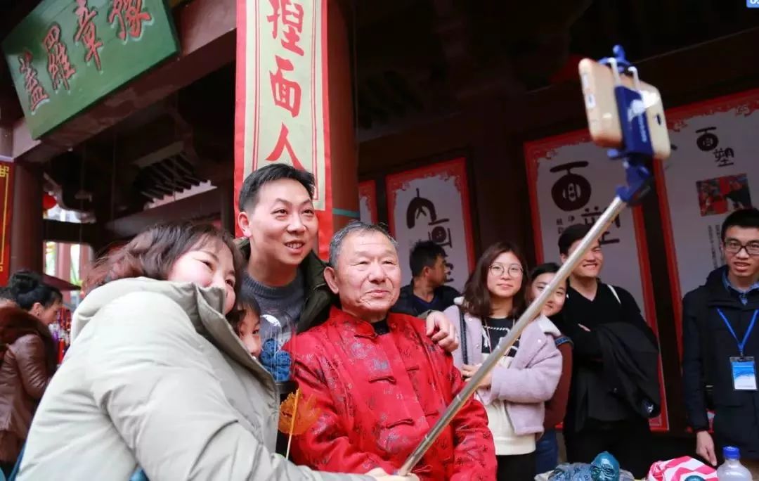 为了集五福，我用女朋友的口红写了个“福”字