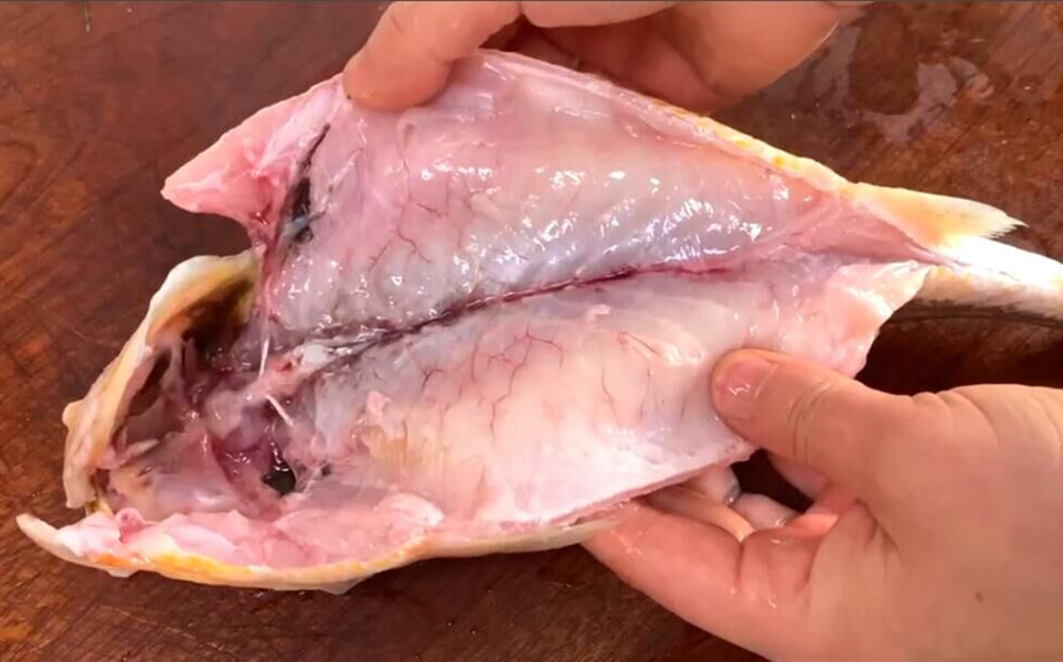 清蒸鱼放盐的最佳时间,清蒸鱼盘子边上放盐