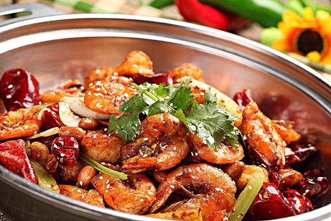 开一个干锅店一年赚多少钱,50岁大妈创业的视频