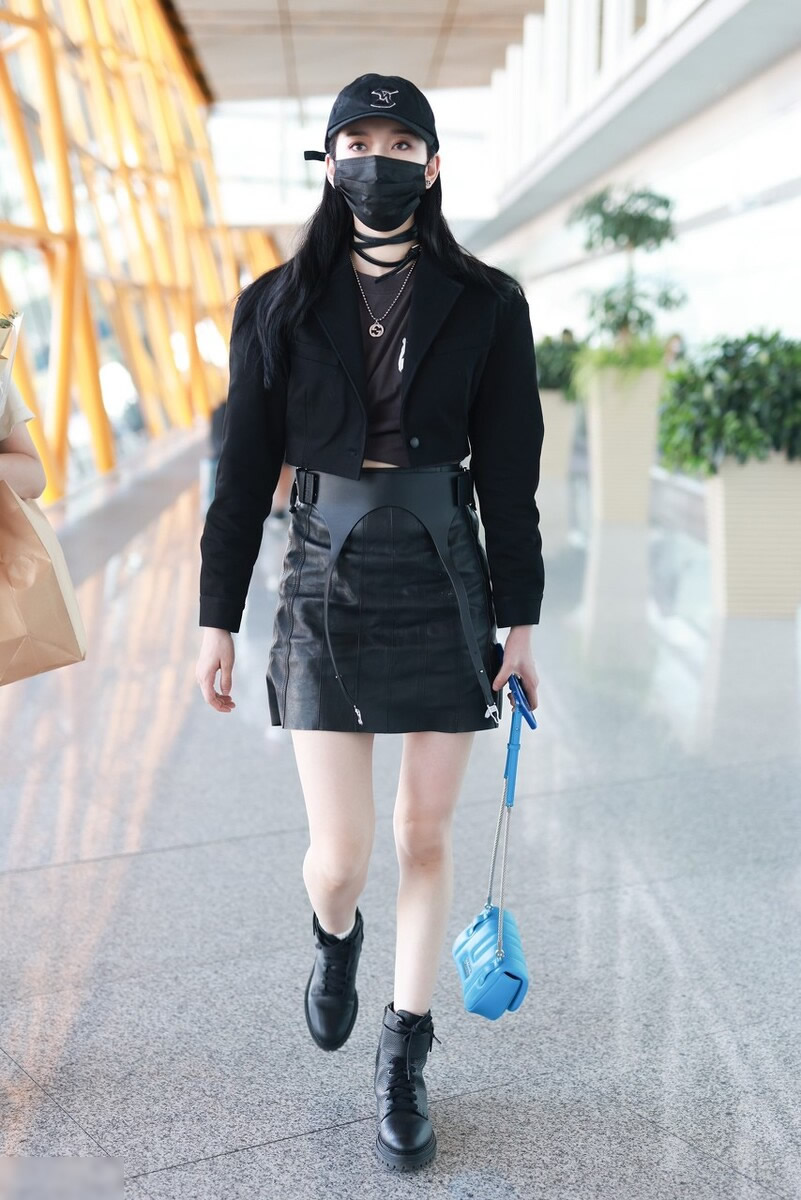 黑色休闲小西装搭配什么牛仔裤,小西装搭配什么样的裤子好看图片