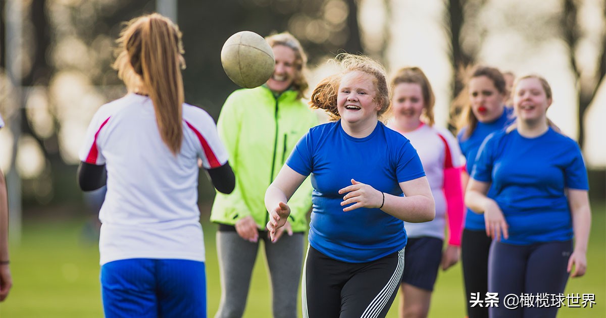 让自己的孩子参加橄榄球,让孩子融入到家庭