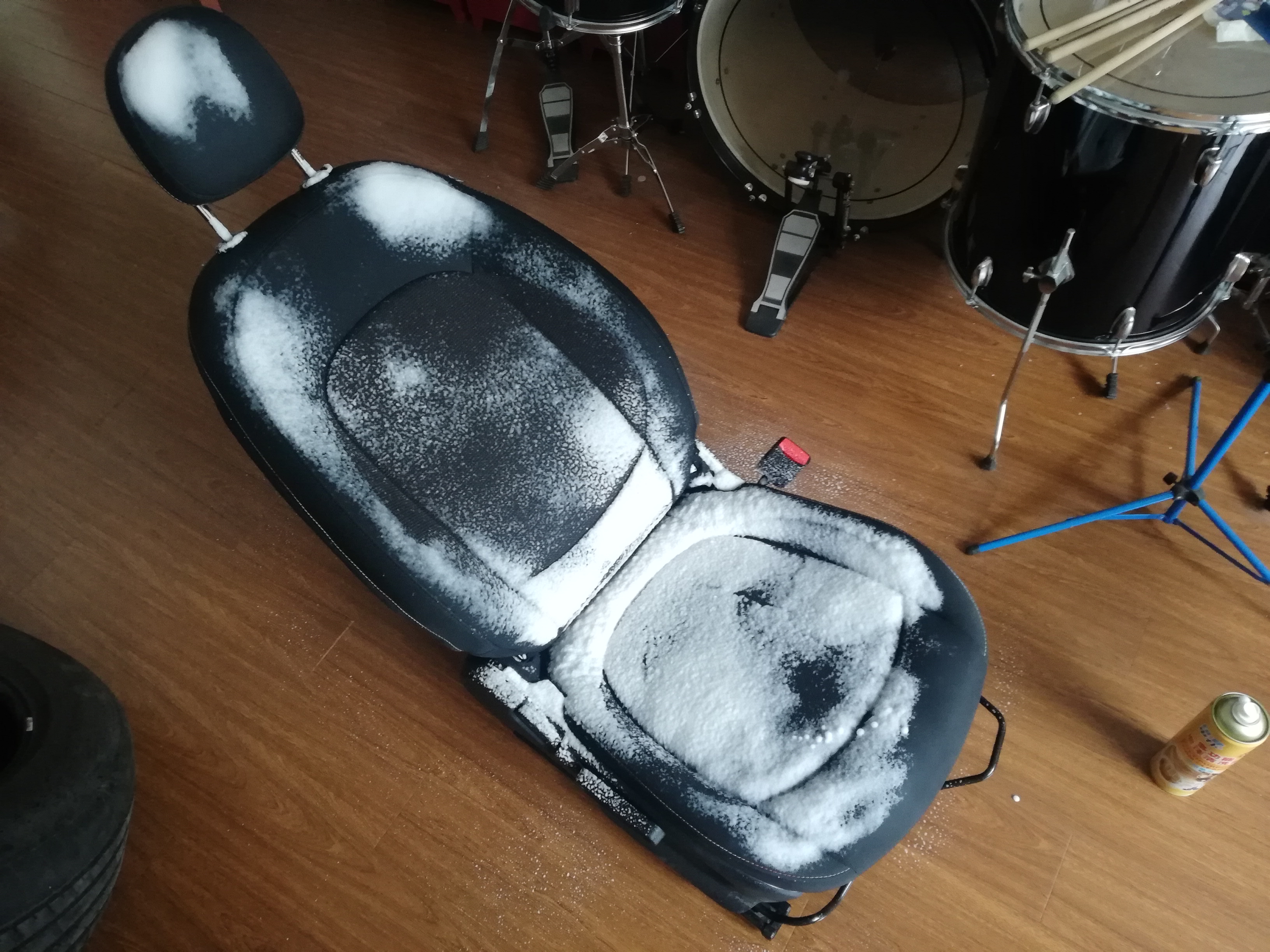 饮料倒在汽车座椅上怎么办,车后座饮料倒了怎么办