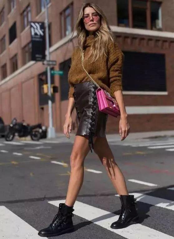 马丁靴裙子洋气时髦,长筒系带马丁靴搭配裙子图片