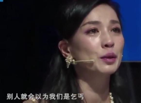 一家七口挤两个卧室,一家7口挤在一个大房子里