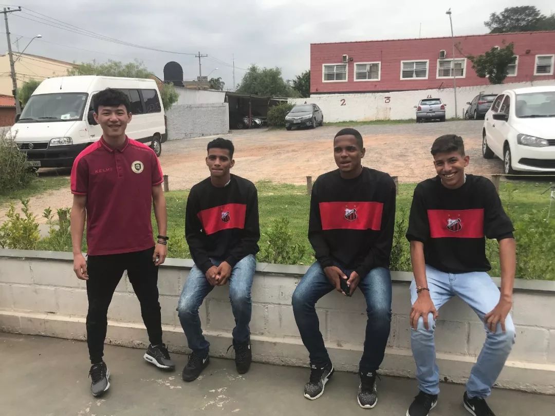 在巴西踢足球的中国小帅哥,巴西贫民窟足球少年