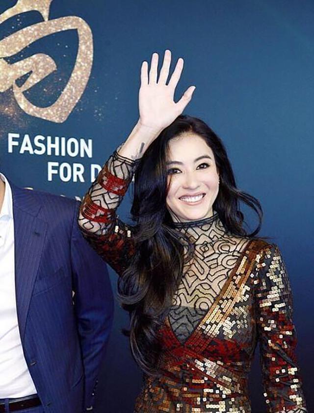 张柏芝穿白色装图片,张柏芝穿着打扮还是比较普通的