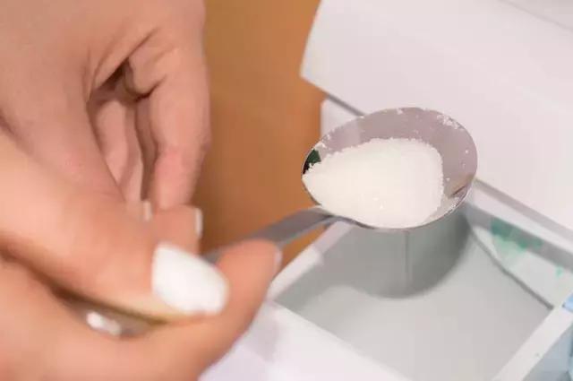 白衣服不小心染上了污渍怎么办,白衣服弄脏了怎么洗才能洗干净