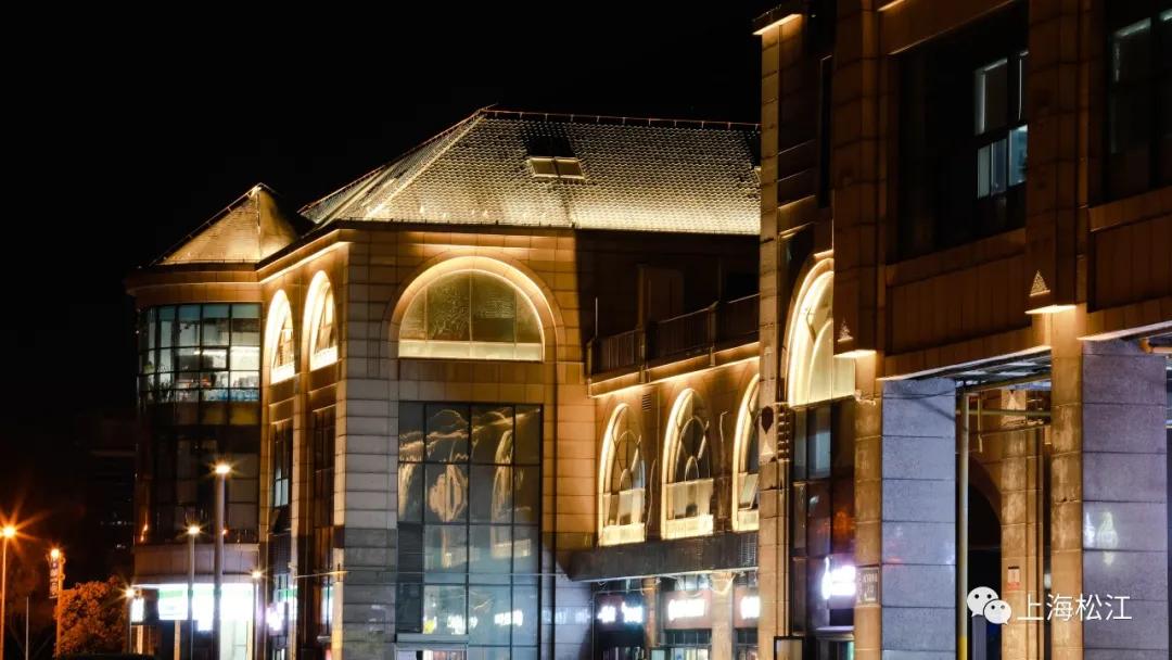 上海轨道交通9号线松江新城站的变化：灯光开启后，如同外滩盛景