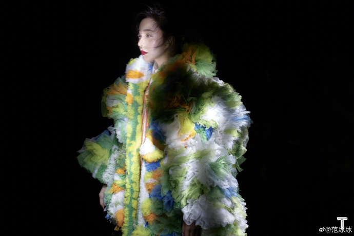 范冰冰疫情期间不忘护肤，发膜面膜*管双**齐下，称努力精致的一天