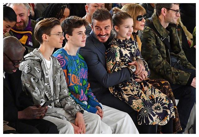 贝克汉姆小七奶娃,七公主出门不用走路