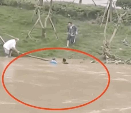 90岁大爷救完人指定要“报酬”，却被网友称赞：干得漂亮