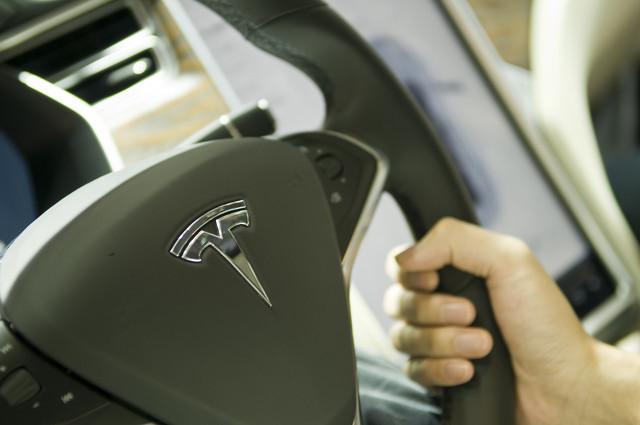 abs防抱死刹车是点刹还是一脚踩死,特斯拉abs防抱死测试