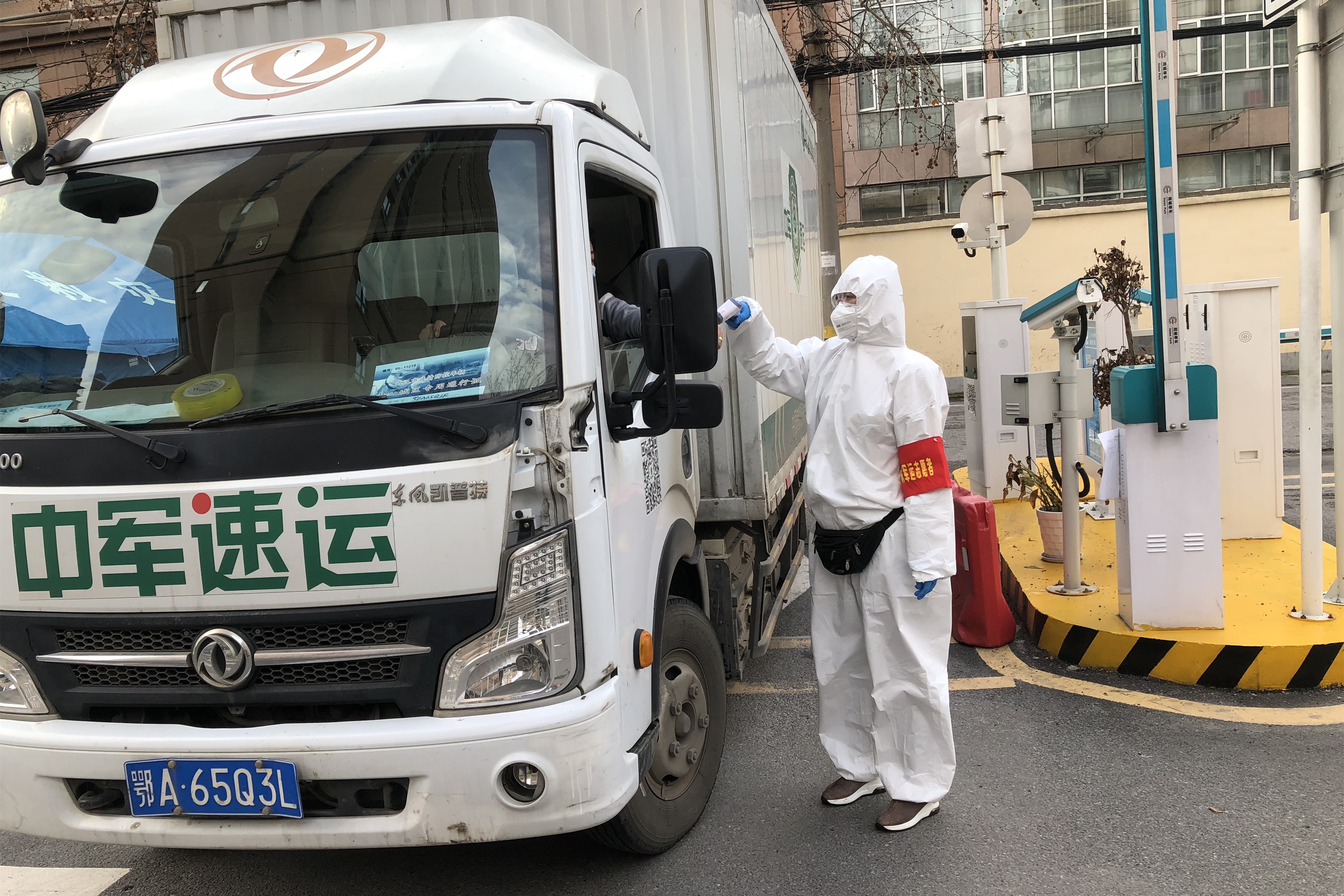 小区停车场值守员、生活日用品代购员、高校专业课教师，武汉商学院教师周宇角色切换，送爱进社区