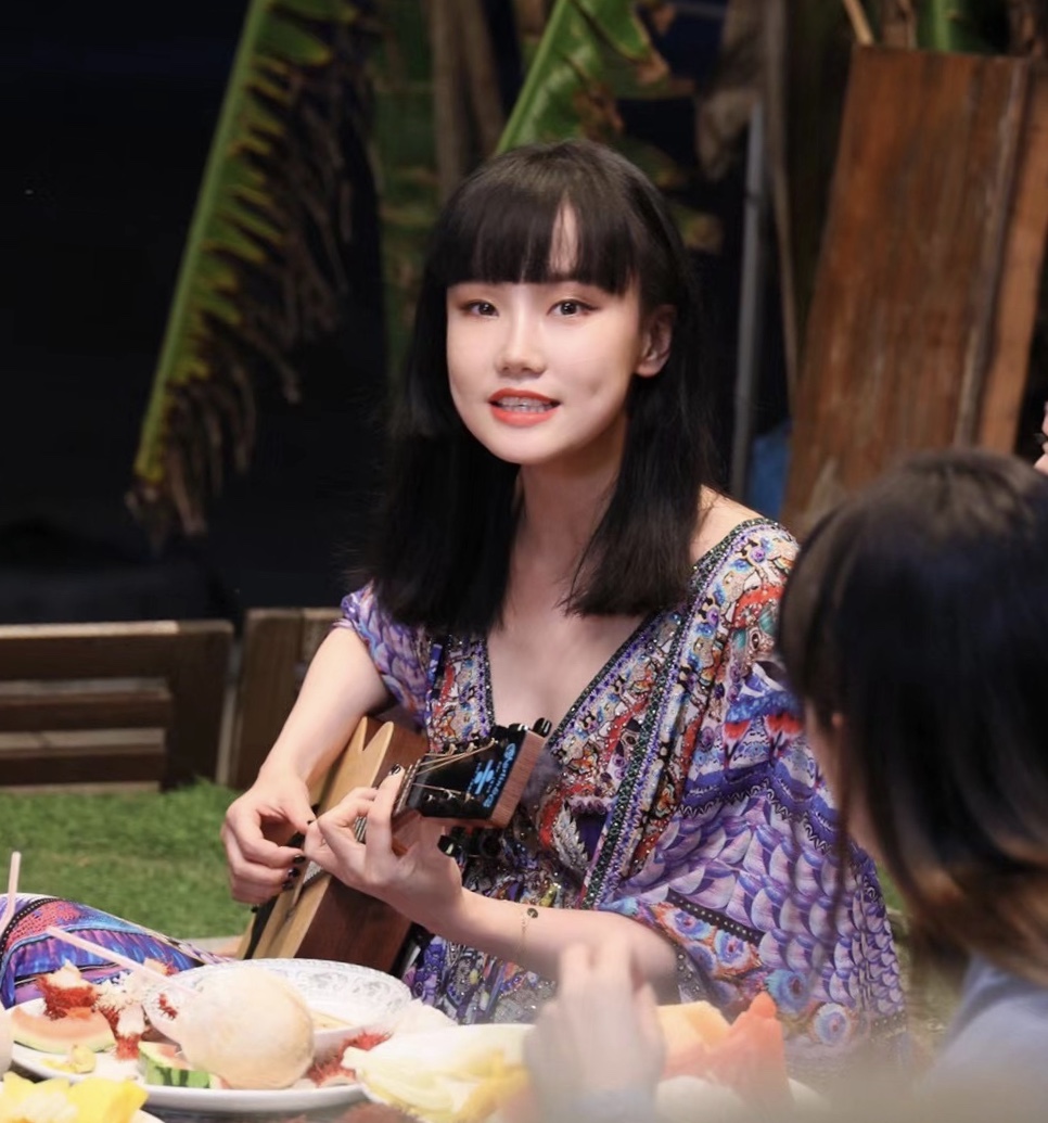 黄龄穿搭机能风衣,lisa黄龄穿搭