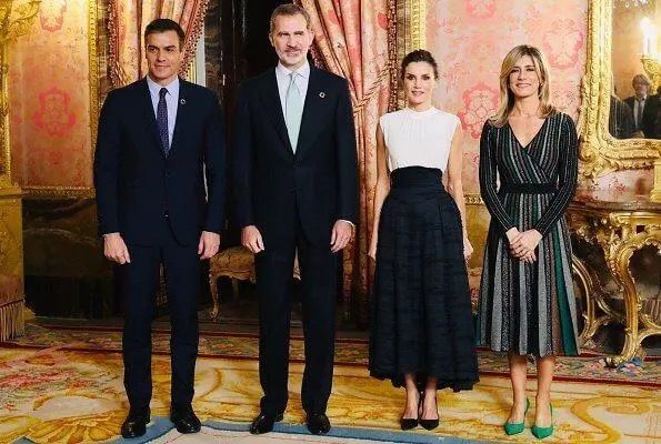 西班牙王后穿碎花半身裙,西班牙公主zara连衣裙