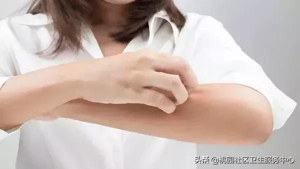 一到夏天手上就长小水泡怎么回事,一到夏天手脚上起透明大水泡