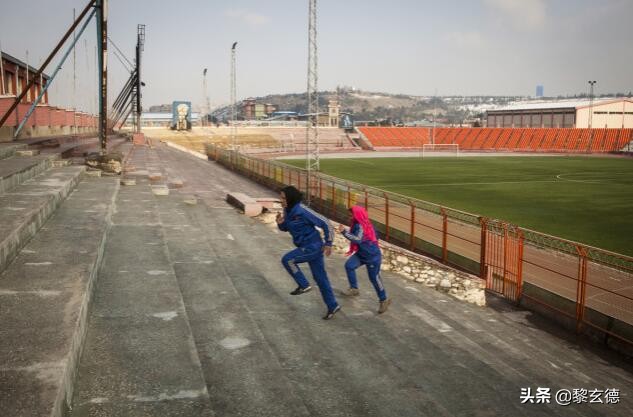 德甲再添阿富汗后裔，废墟中的足球世界，联赛赛会制月薪10美元